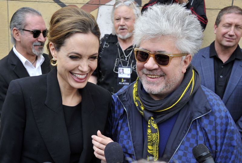 A atriz Angelina Jolie e o diretor espanhol Pedro Almodovar | Joe Klamar / AFP