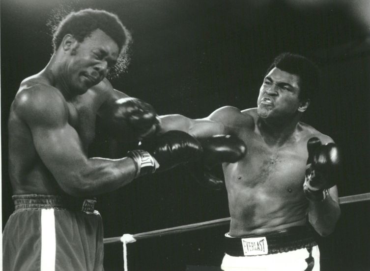 Ali desfere um soco em Foreman no embate ocorrido em 1974 na capital do antigo Zaire, Kinshasa | Reprodução