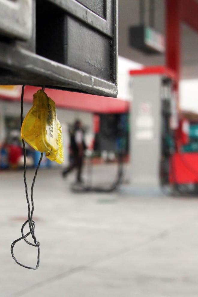 Duas das cinco bombas do Posto Flórida, em Curitiba, tinham os lacres rompidos |