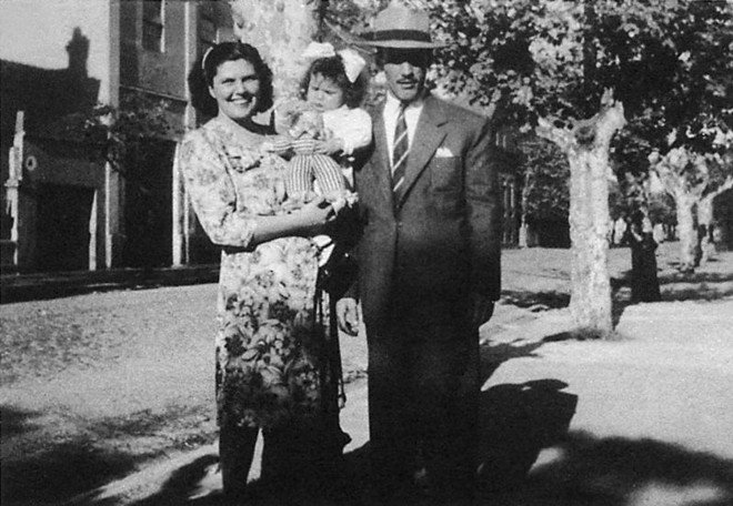 Dona Ercy e seu Romeu exibem a pequena Elis Regina Carvalho Costa, a primogênita da família, nascida em Porto Alegre no ano de 1945 |