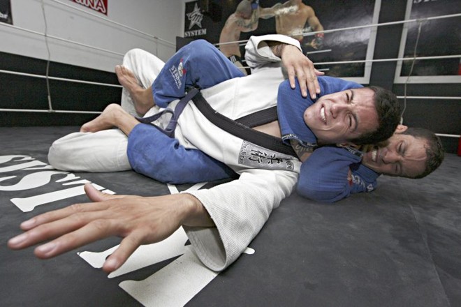 O lutador Cristiano Marcello (azul) é responsável pelas faixas-pretas de outros grandes lutadores como Anderson Silva, Shogun Wanderlei Silva e Murilo Ninja | 
