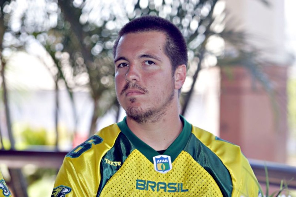 Depois de quatro anos, seleção retoma as jardas Capitão da defesa da seleção, Helder Ludwig defende o Foz do Iguaçu Black Sharks | Christian Rizzi/ Gazeta do Povo
