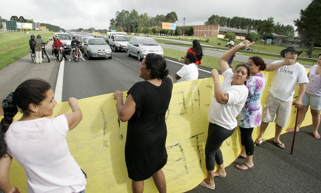 Manifestantes na BR-277: bloqueio da pista para pedir uma passarela | 
