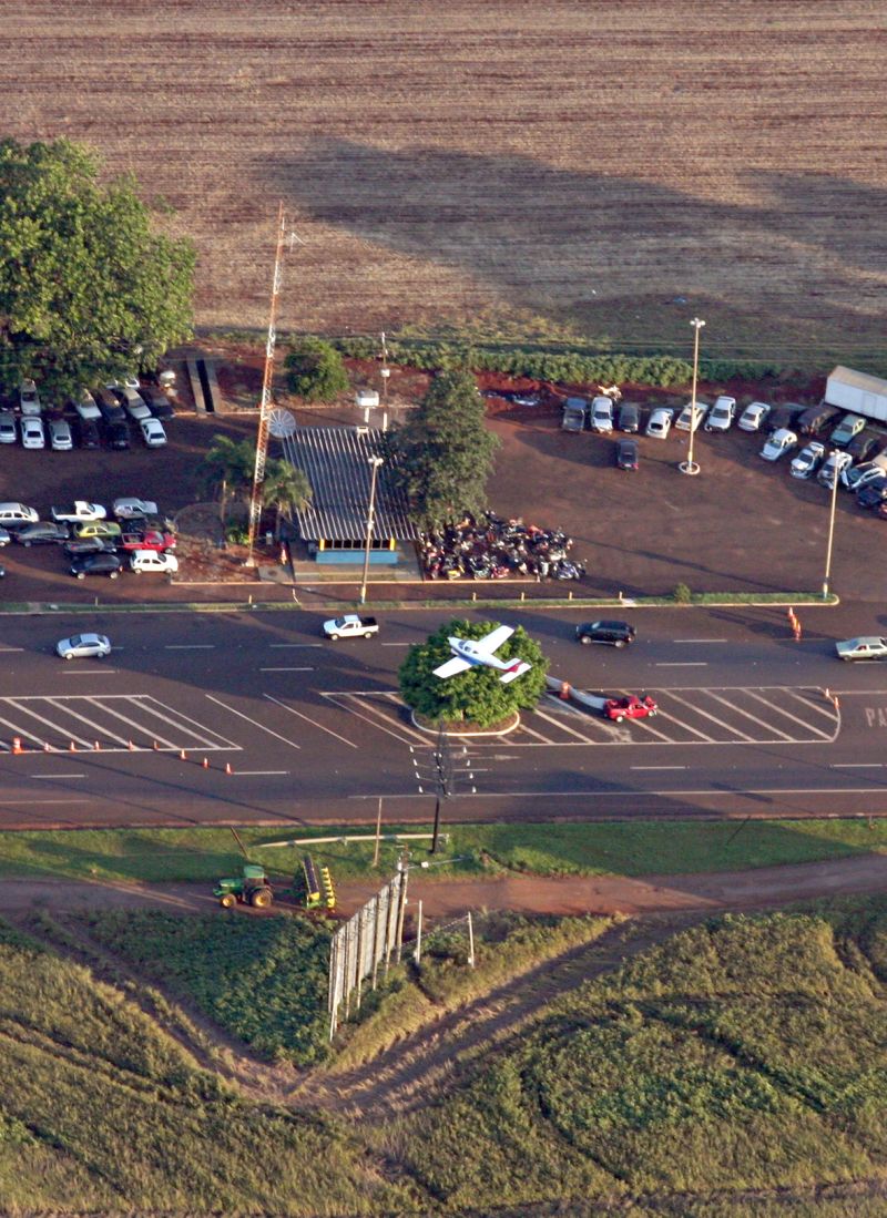 Aeronave sobrevoa posto da Polícia Rodoviária em Santa Terezinha de Itaipu: voos rasantes passam despercebidos pelos radares | Christian Rizzi/Gazeta do Povo