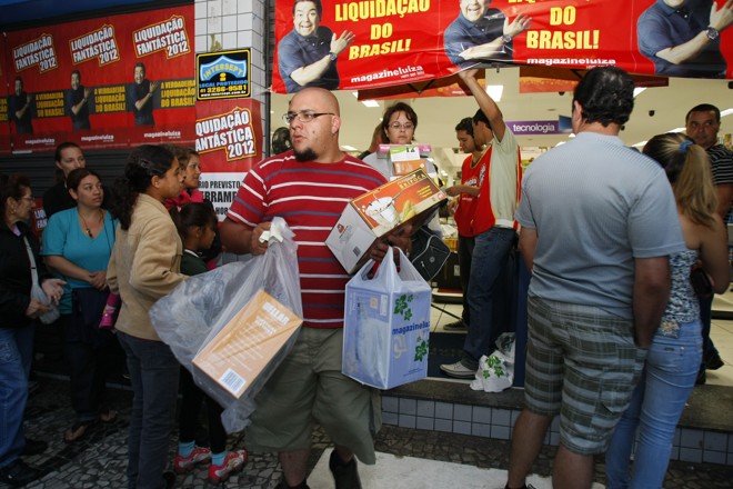 Clientes de Curitiba amanheceram na fila para aproveitar as promoções desta sexta (6) | Aniele Nascimento / Agência de Notícias Gazeta do Povo