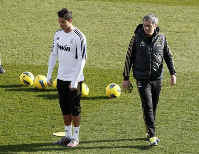 Cristiano Ronaldo e Mourinho não vão à premiação da Fifa em Zurique porque estarão viajando com o Real Madrid para jogar com o Málaga, pelo Espanhol | Paco Campos / EFE
