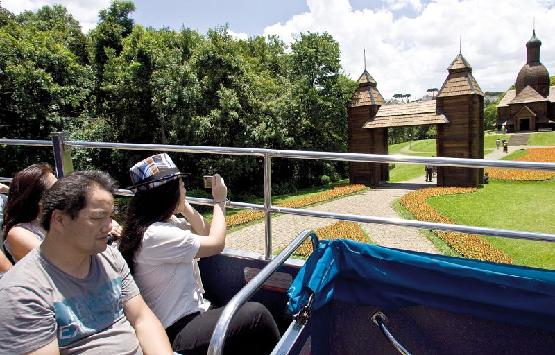 Turistas aproveitam o fim de semana de sol para um passeio na Linha Turismo: Curitiba deve se beneficiar com a promoção de destinos fora do eixo Rio-São Paulo | Marco André Lima/ Gazeta do Povo