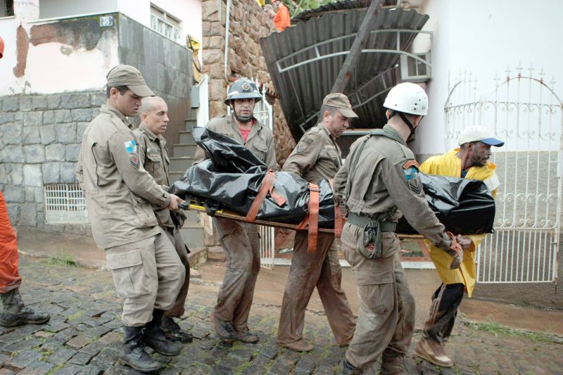 No distrito de Jamapará, oito casas foram soterradas na madrugada de ontem após um desmoronamento de terra: sete corpos foram encontrados pelos bombeiros | Marcelo Piu/ Agência O Globo
