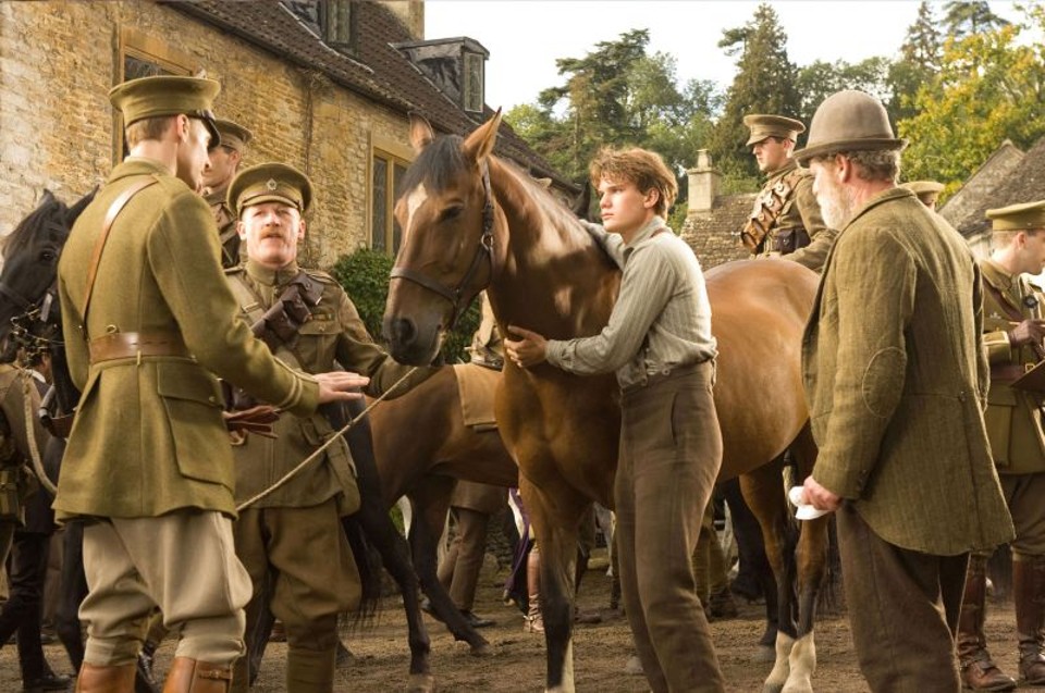 Com a chegada da guerra, o cavalo Joey é vendido para o exército inglês, deixando seu dono Albert inconformado | Divulgação