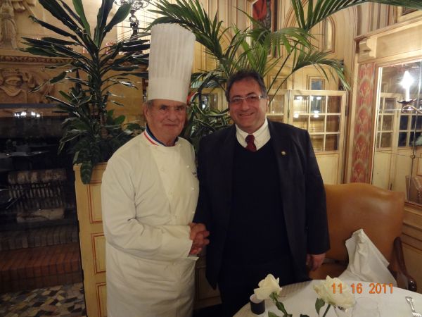 Recebido por Paul Bocuse, o empresário Andersen Prado, proprietário da Trattoria Boulevard, fez uma pausa em sua viagem à França para uma refeição comme il faut no restaurante do lendário chef em Lyon | Divulgação