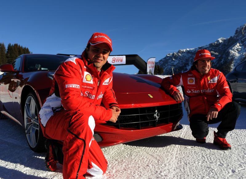 Massa e Alonso durante o tradicional encontro anual de inverno da Ferrari em Madonna de Campiglio, na Itália | AFP