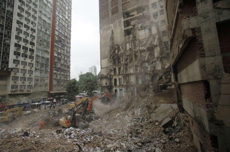 Bombeiros descartam a possibilidade de haver sobreviventes aos desabamentos no Rio de Janeiro | REUTERS/Ricardo Moraes