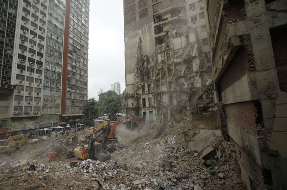 Bombeiros descartam a possibilidade de haver sobreviventes aos desabamentos no Rio de Janeiro | REUTERS/Ricardo Moraes