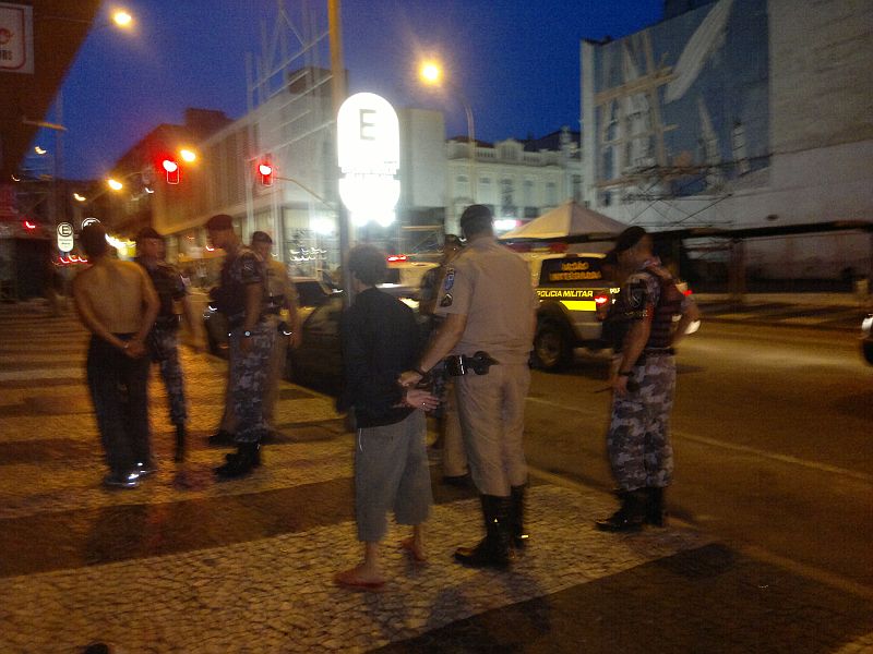 Polícia Militar prendeu dois jovens suspeitos de terem participado do roubo de uma bolsa próximo a praça Carlos Gomes | Heliberton Cesca / Gazeta do Povo