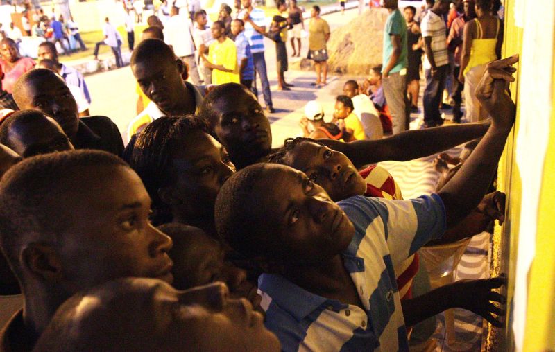 Haitianos procuram informações sobre o CPF no Mural do Hotel Brasileia onde estão hospedados. Com o documento fica mais fácil conseguir emprego | Michel Filho/Agência O Globo