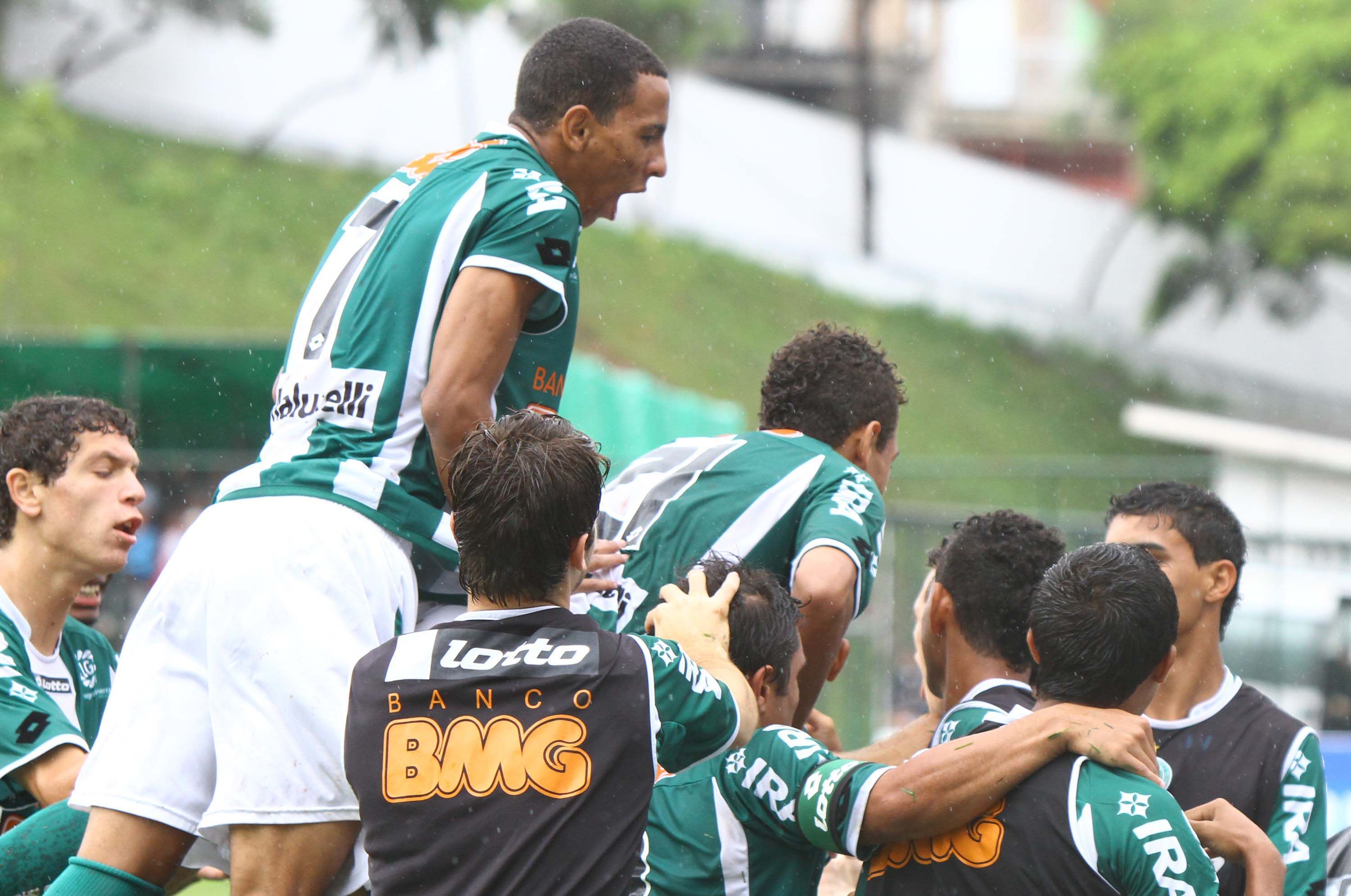 Jogadores do Coritiba comemoram um dos sete gols na goleada sobre o Taboão da Serra. Coxa terminou a primeira fase com 16 gols marcados em três partidas | Roberto Vazquez/Futura Press