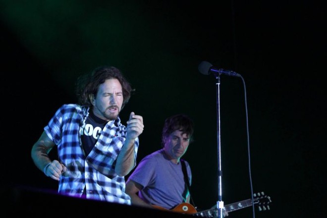 ... o Pearl Jam (direita) lotou o Estádio do Paraná Clube e abriu a possibilidade de usar o espaço para shows de grande porte na cidade |