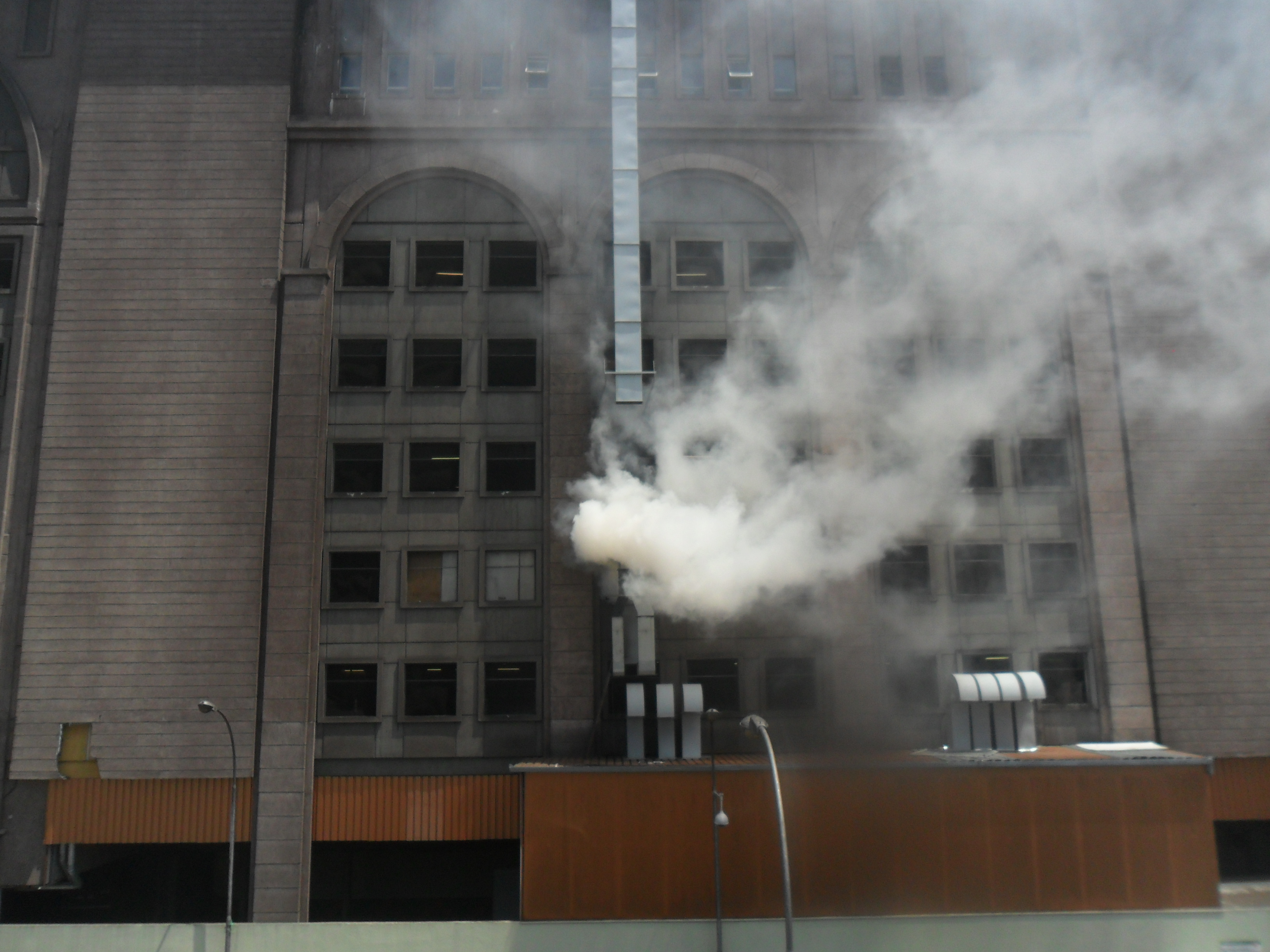 Da janela do apartamento, o leitor registrou o momento em que a fumaça tomou conta do restaurante e atingiu parte do estacionamento | Franz Eduard Walzl Junior / Arquivo Pessoal
