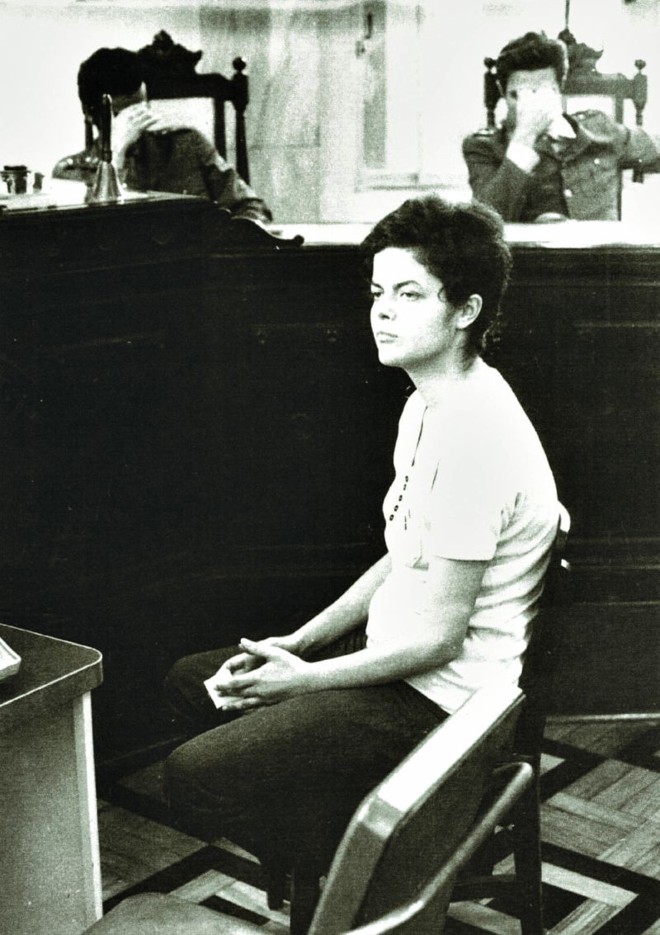 Livro traz foto inédita da guerrilheira de esquerda Dilma, aos 22 anos, denunciando a uma junta militar a tortura que havia sofrido no DOI-Codi |