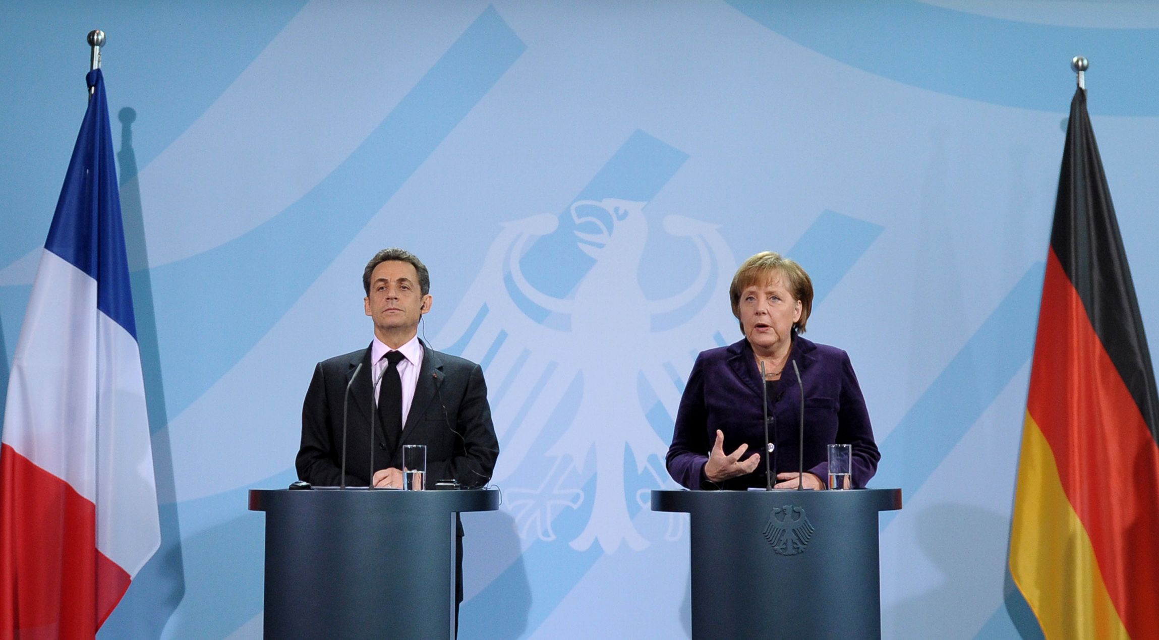 Presidente francês Nicolas Sarkozy e a chefe do governo alemão, Angela Merkel, se reuniram para discutir crescimento e emprego | AFP PHOTO / JOHANNES EISELE