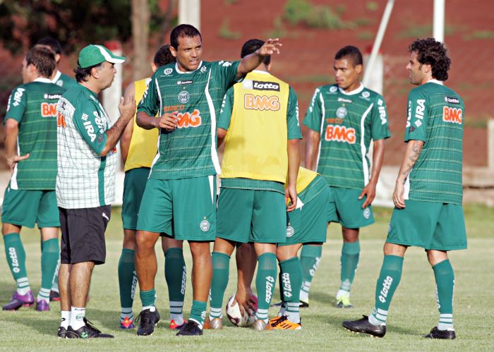 Marcelo Oliveira conversa com Marcel no treino de sexta-feira: treinador quer do elenco foco na busca do título | Christian Rizzi / Gazeta do Povo