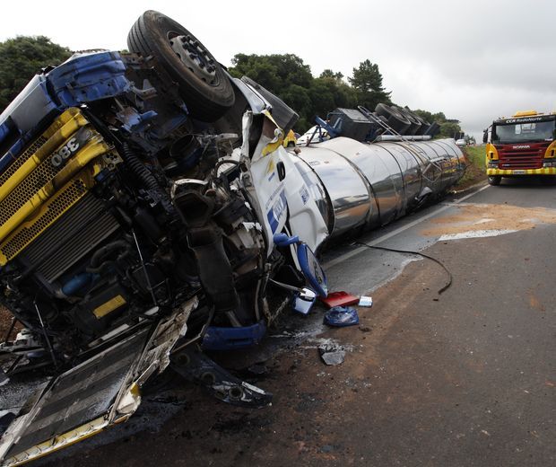Caminhão tomba em acidente na PR-151 na região de Castro | Polícia Rodoviária Estadual