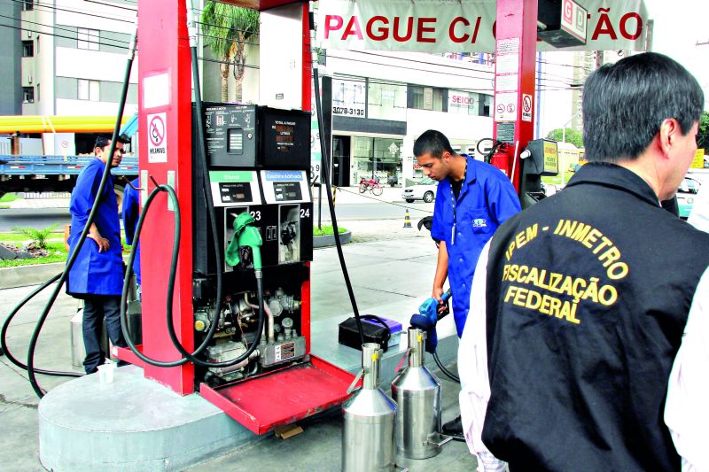 Após denúncia, agentes fizeram varredura em postos de Curitiba. Sem o equipamento, porém, golpe dificilmente é comprovado | Walter Alves / Gazeta do Povo