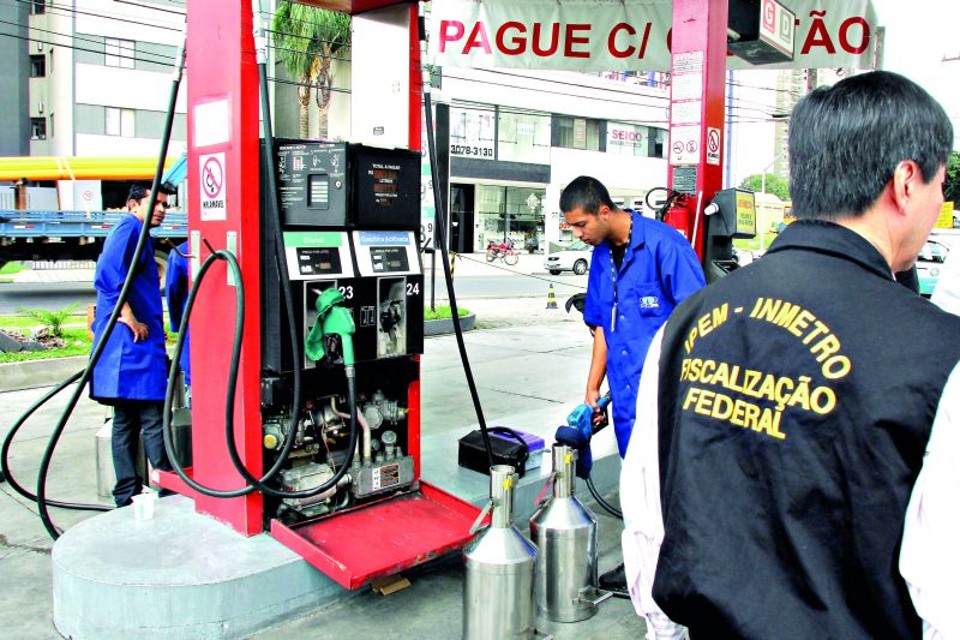 Após denúncia, agentes fizeram varredura em postos de Curitiba. Sem o equipamento, porém, golpe dificilmente é comprovado | Walter Alves / Gazeta do Povo