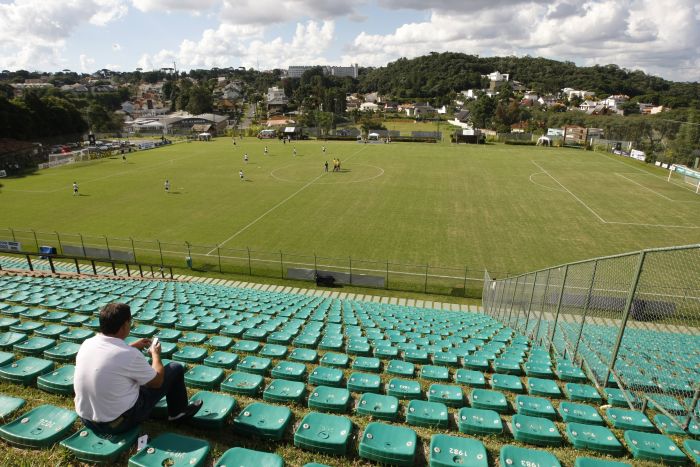 Só 3.976 torcedores atleticanos poderão acompanhar a equipe na partida contra o Roma, no Ecoestádio, quarta-feira | Rodolfo Bührer / Gazeta do Povo