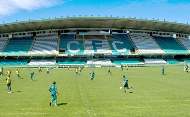 O Coritiba treina no Couto Pereira, palco do jogo de hoje contra o Corinthians-PR e alvo de uma disputa judicial entre o clube e a Federação Paranaense de Futebol, que terá mais um capítulo esta tarde | Antonio Costa/ Gazeta do Povo