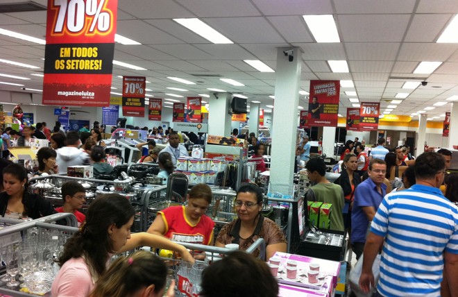 Entrada dos consumidores nas lojas era feita aos poucos, com a liberação de pequenos grupos por vez e mesmo assim havia correria e empurra-empurra |
