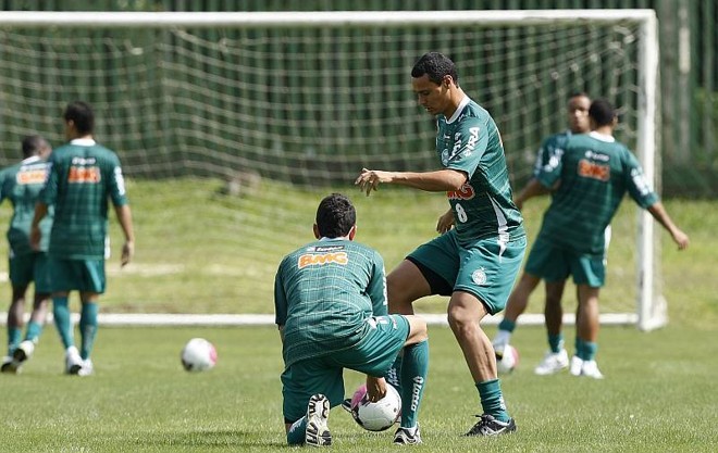 Primeiro treino do Coxa aconteceu sob o anúncio das permanências de Davi e Emerson, da confirmação de Lincoln e da saída quase certa de Jéci | Hugo Harada / Agência de Notícias Gazeta do Povo