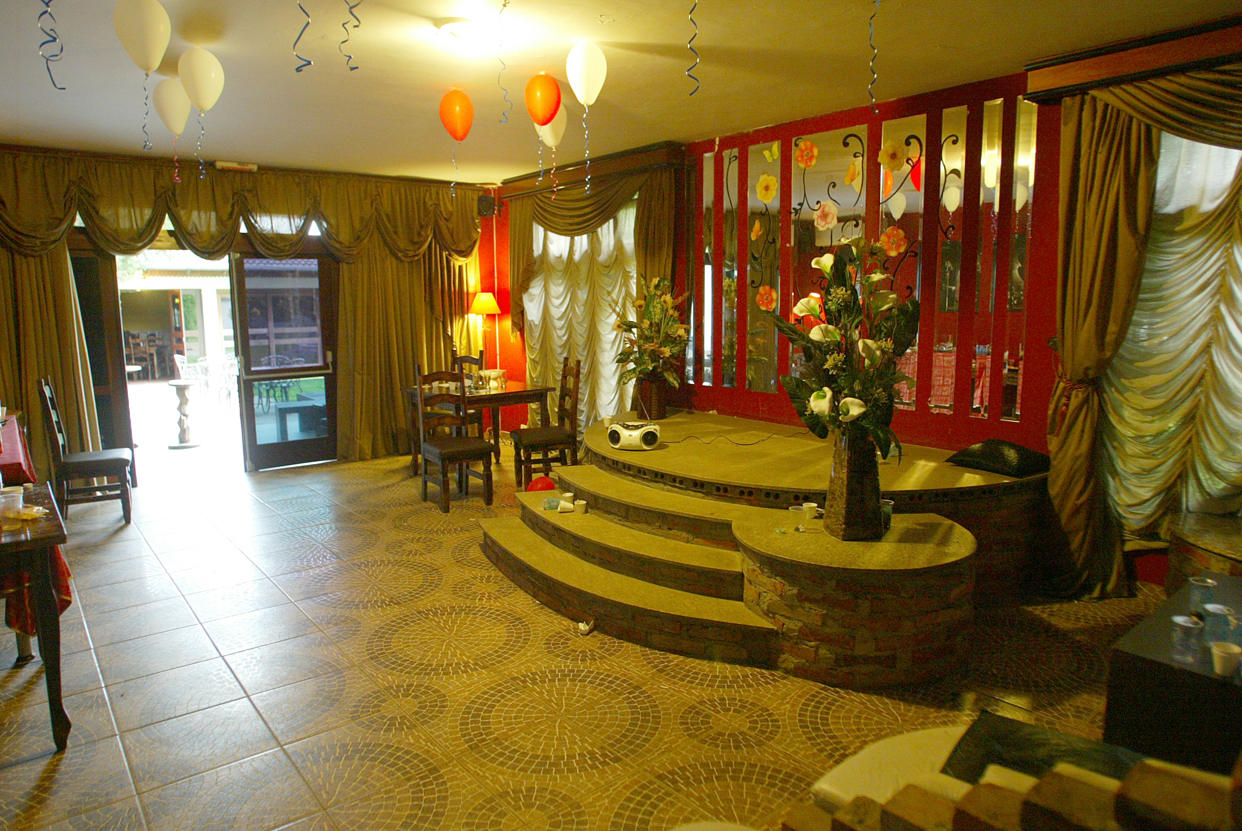 Interior da casa no Parolin: luxo, caça-níqueis e suspeita de que o local era utilizado para prostituição | Anderson Tozato/Tribuna do Paraná