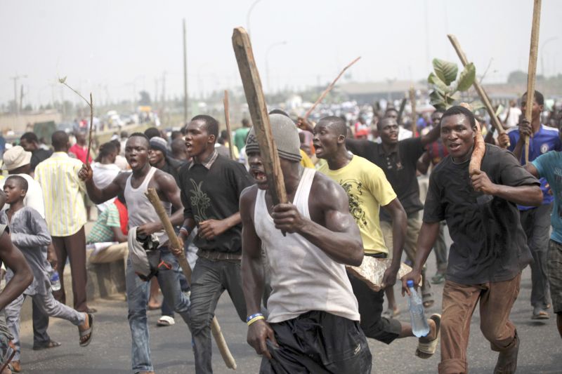 Manifestantes marcham pela estrada de Ikorodu durante um protesto realizado em Lagos outros ocorreram por toda a Nigéria | Akintunde Akinleye/Reuters