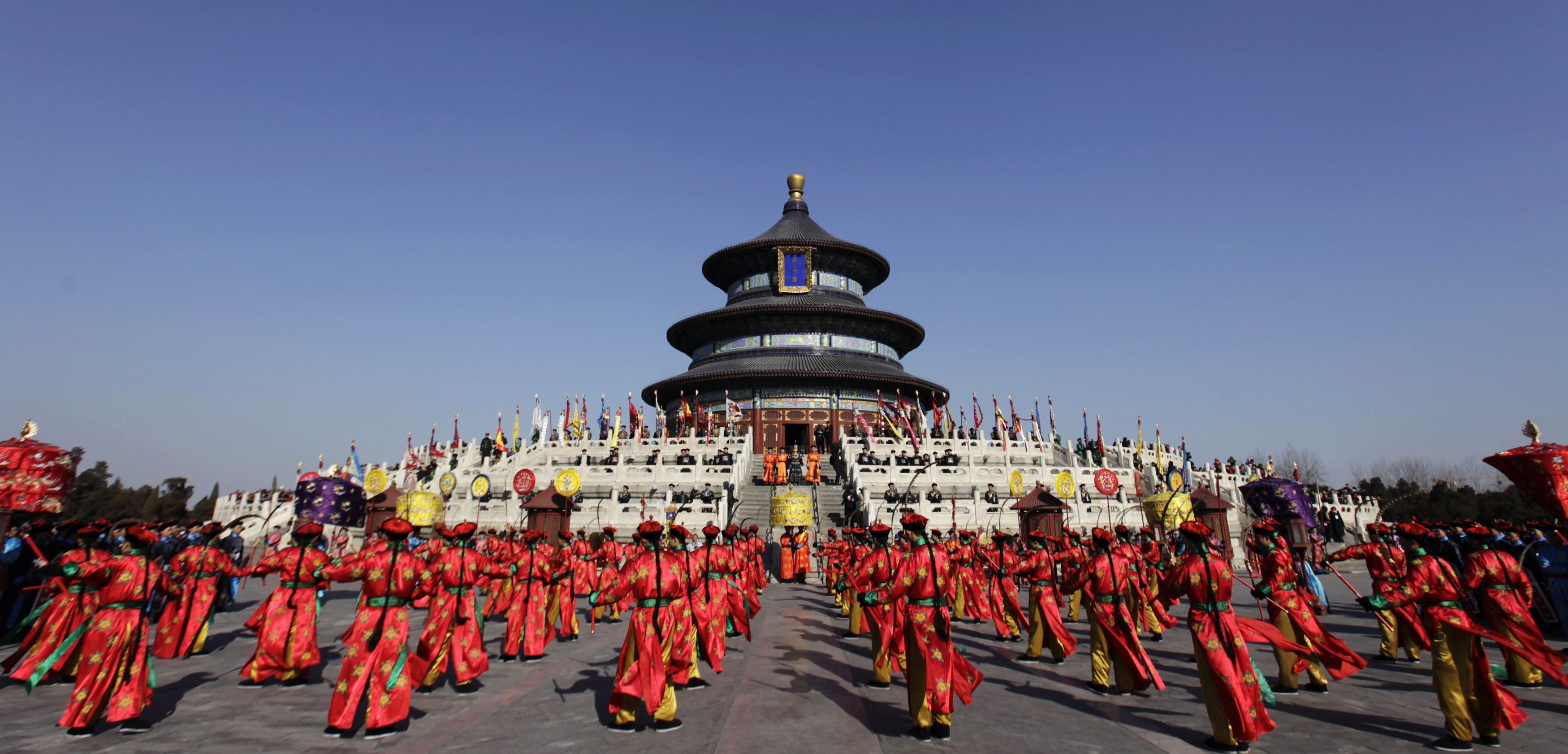 A chegada do Ano Novo chinês foi celebrada com dança e orações no Templo do Céu, em Pequim | REUTERS/Soo Hoo Zheyang