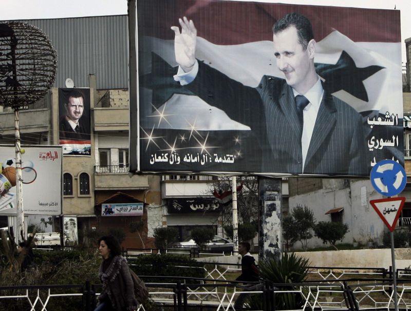Poster do presidente sírio Bashar al-Assad, que vê "complô" contra seu governo | Joseph Eid/AFP