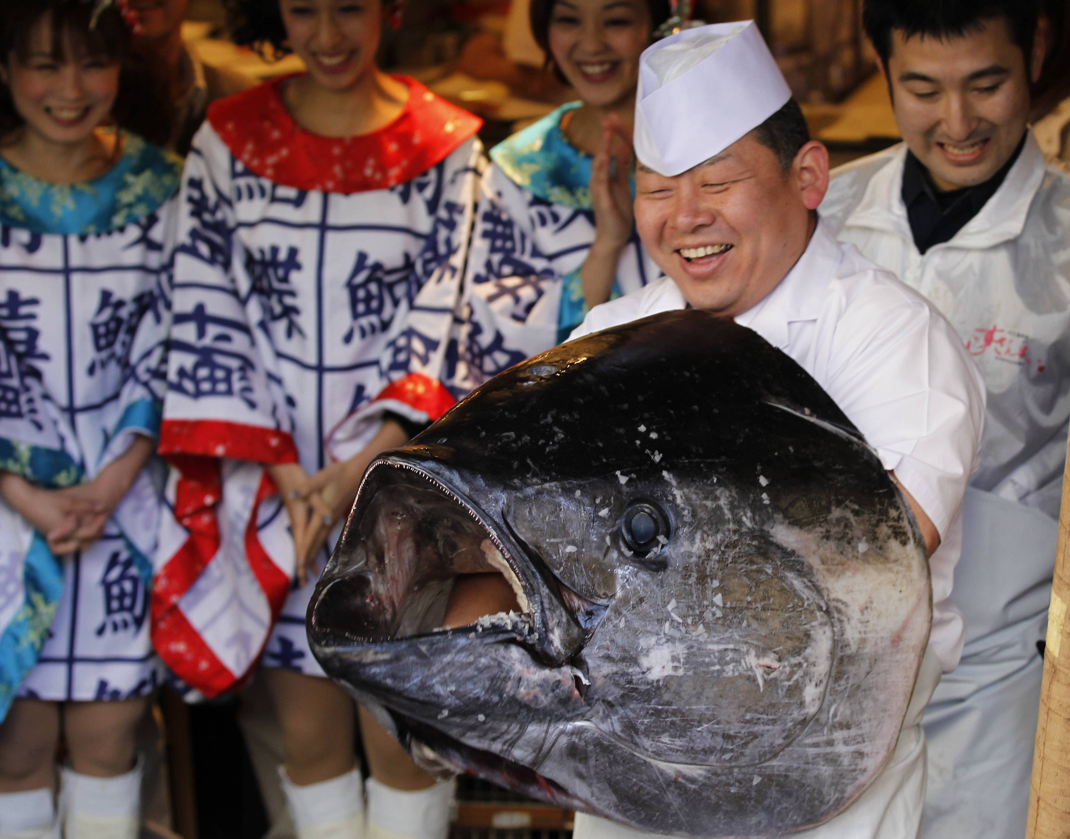 Chef carrega atum de 269 quilos comprado por mais de US$ 730 mil em primeiro leilão de peixes do ano em Tóquio | REUTERS/Kim Kyung-Hoon