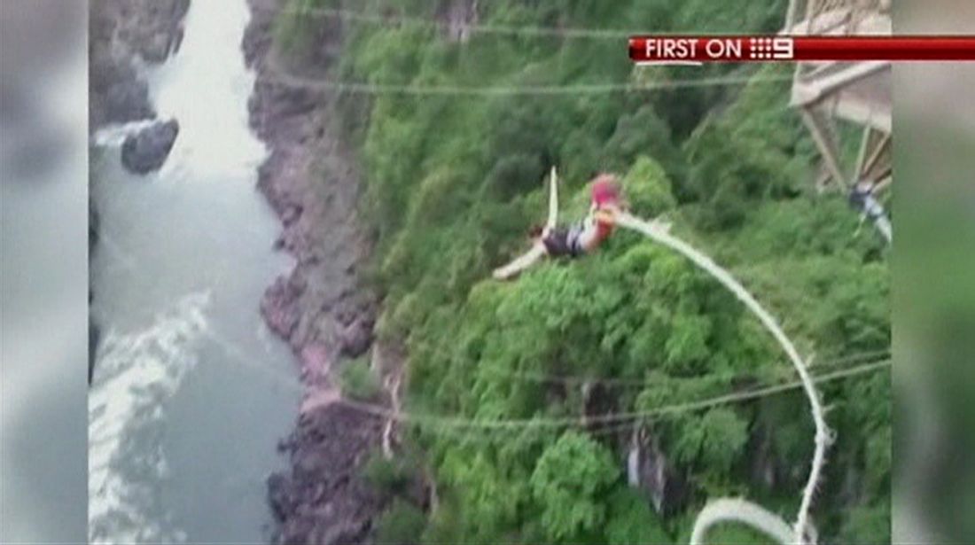 Erin Langworthy pula de bungee jump sobre rio no Zimbábue. Corda se rompeu e australiana caiu de uma altura de 11 metros | REUTERS/Nine Network via Reuters TV