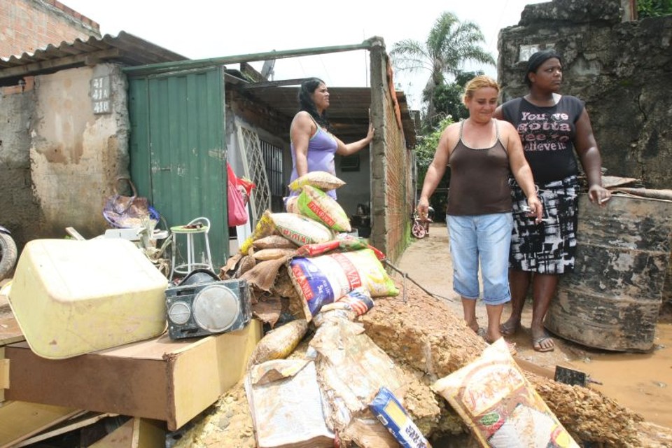 Moradores de vários municípios perderam moveis e eletrodomésticos na enxurrada | FLAVIO TAVARES/JORNAL HOJE EM DIA