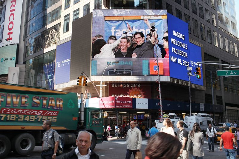 Fundador do Facebook, Mark Zuckerberg, aparece em tela da Times Square, em Nova York, se preparando para acionar a campainha da Nasdaq | Spencer Platt/Getty Images/AFP
