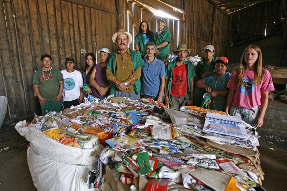 Moradores de Pinhão, no Centro-Sul do Paraná, encontraram na reciclagem uma oportunidade para aumentar a renda familiar | Hugo Harada/ Gazeta do Povo