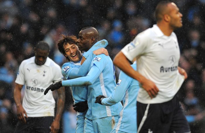 David Silva abraça Balotelli na comemoração do gol que garantiu a vitória do Manchester City sobre o Tottenham |
