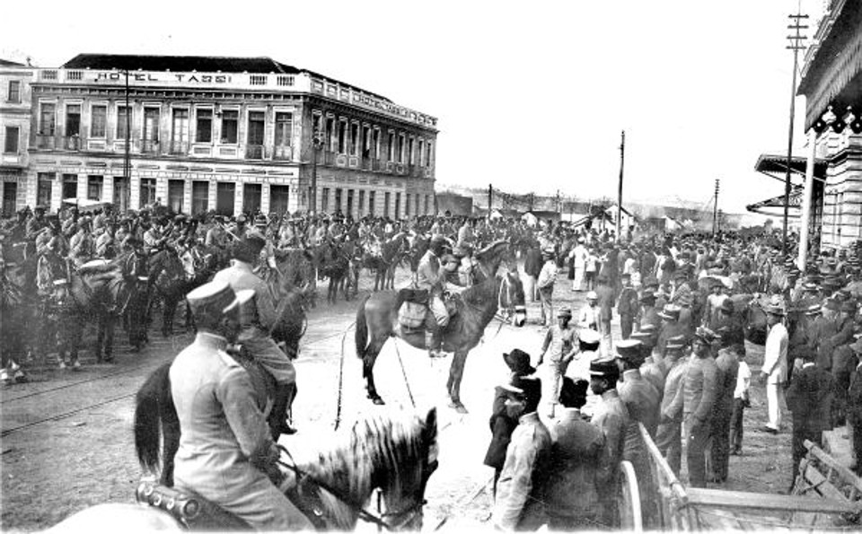 Partida da Estação de Curitiba das tropas do Regimento de Segurança com destino a União da Vitória, em 26 de setembro de 1912 | Acervo histórico CD