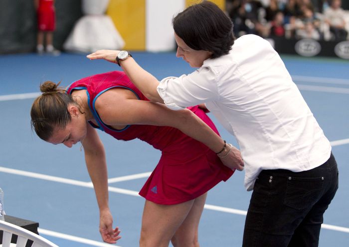 Dores nas costas fizeram a italiana Flavia Pennetta abandonar a final em Auckland, se poupando para o Australian Open | Nigel Marple Reuters
