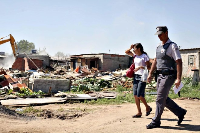 Máquinas iniciaram ontem a demolição de casas e barracos desocupados à força no Pinheirinho, em São José dos Campos | Fernando Donasci/Folhapress