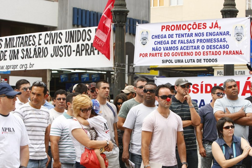 Policiais militares e civis protestam no centro de Curitiba Policiais pressionam o governo e ameaçam entrar em greve, caso não sejam atendidos | Antônio More/Agência de Notícias Gazeta do Povo