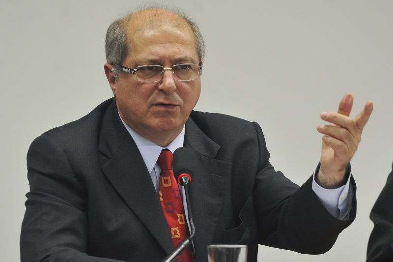 O ministro Paulo Bernardo explica que valor da outorga passará a ser pago à vista | Antônio Cruz/ABr