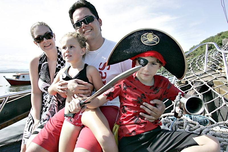 Vestido a caráter, Victor Hugo Neto, de 6 anos, fez o passeio no Barco Pirata junto com a mãe, Patrícia, o pai, Victor Hugo Filho e a irmã, Maria Isabella | Fotos: Marco André Lima/Gazeta do Povo
