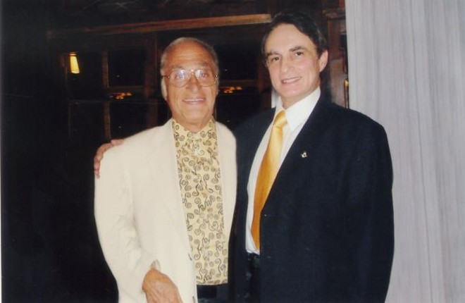 Em Roma, onde esteve recentemente, o cirurgião plástico Manoel Augusto Cavalcanti proferiu conferência durante simpósio da Sociedade Francesa de Cirurgia Plástica e se encontrou com o professor Yves Illouz (à esq.), inventor da técnica de lipoaspiração | 