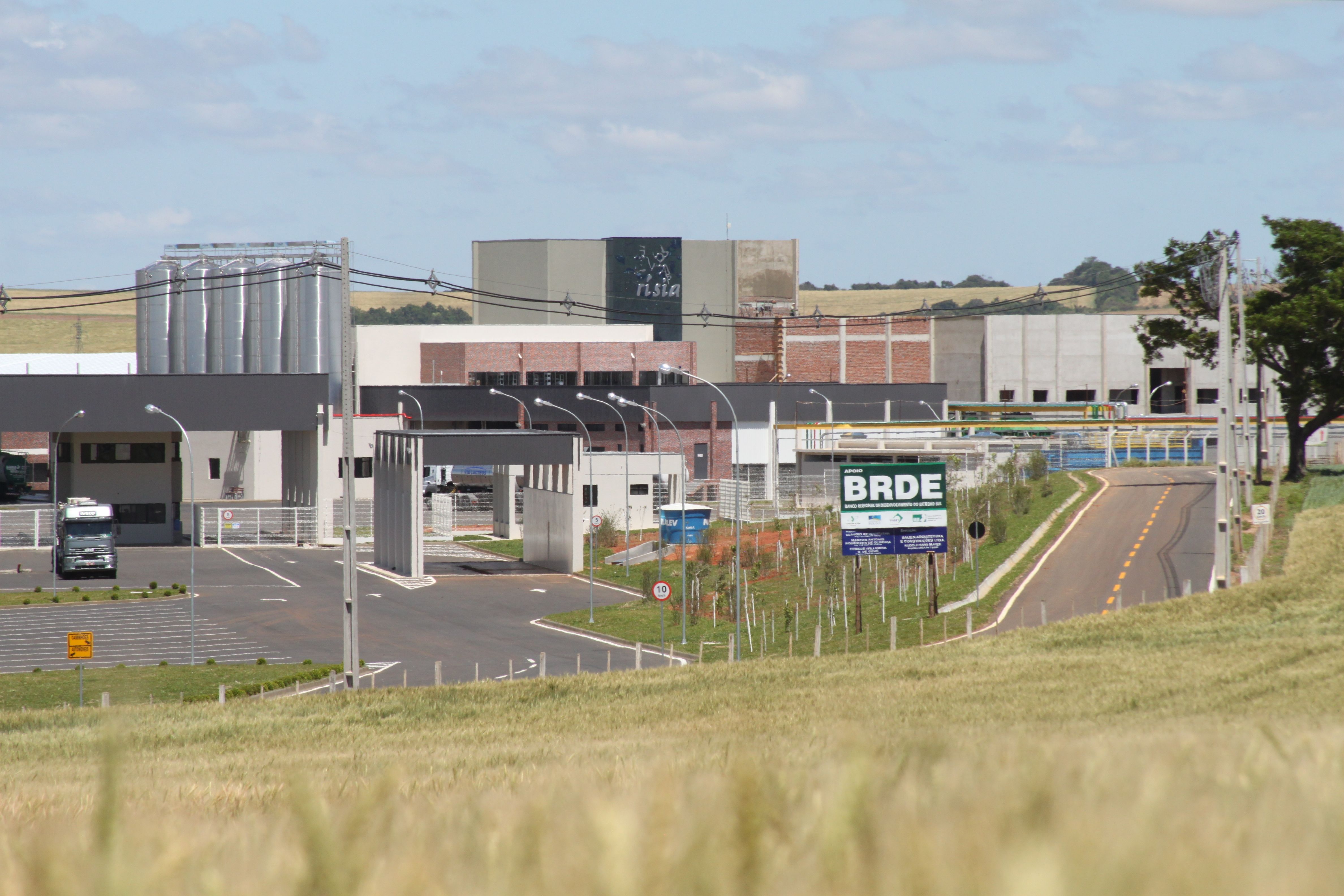 Fachada da Frisia, unidade da Batavo Agroindustrial aberta em setembro de 2011. A fábrica vai beneficiar 400 mil litros de leite/dia | Josue Teixeira